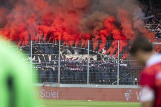 Les supporters du FC Bâle, lors de la rencontre du championnat de football de Super League entre le FC Sion et le FC Bâle ce samedi, 31 aout 2024 au stade de Tourbillon à Sion